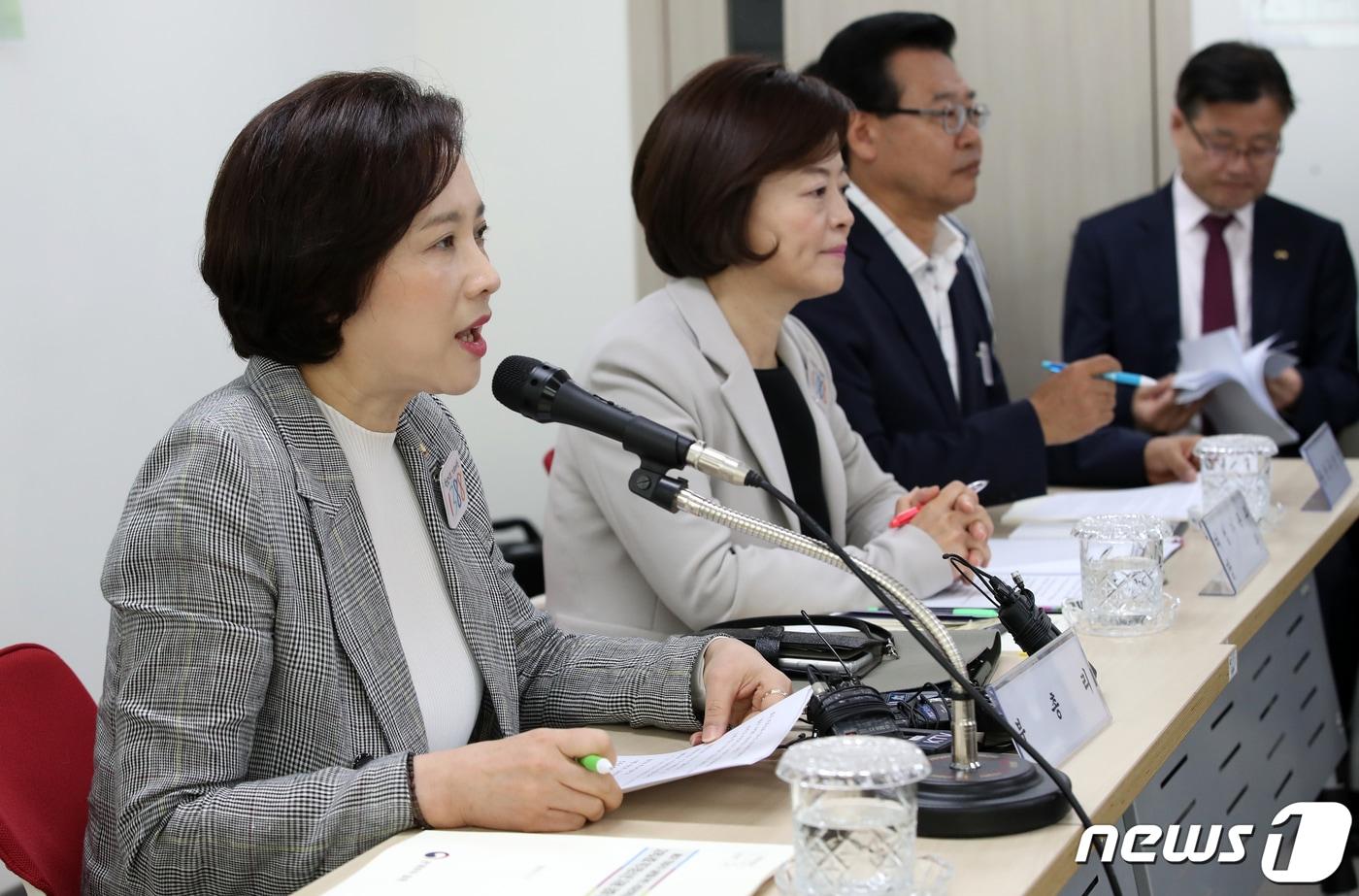 본문 이미지 - 유은혜 사회부총리 겸 교육부장관이 17일 오전 서울 용산구 청소년상담복지센터에서 열린 제6차 포용국가 실현을 위한 사회관계장관회의에서 모두발언을 하고 있다. 현장 방문 형식으로 진행된 이날 회의에서는 지역사회 위기 청소년 단계별 지원 강화 방안 등이 논의됐다. 2019.5.17/뉴스1 ⓒ News1 오대일 기자