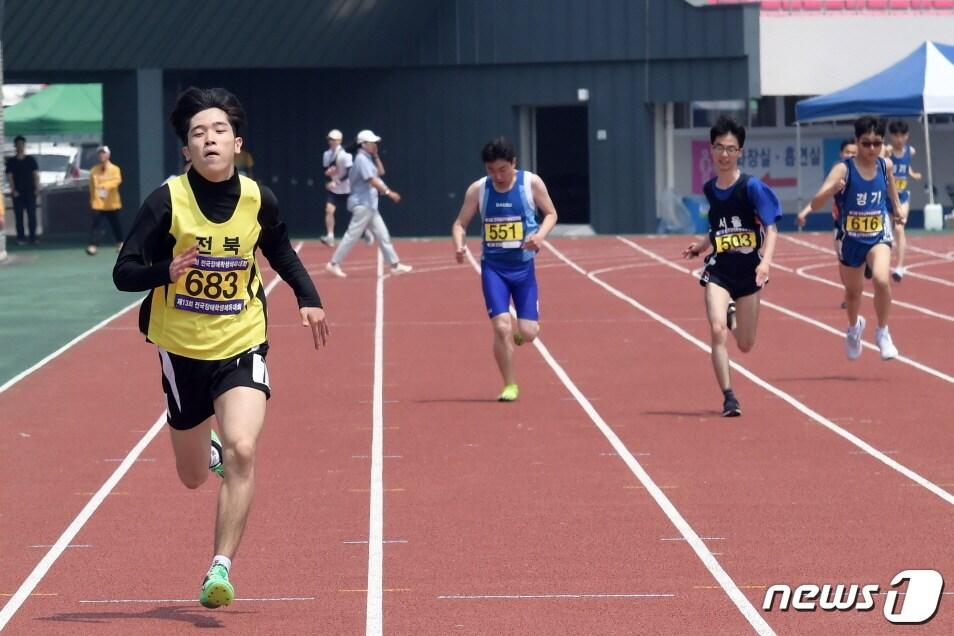 본문 이미지 - 임진홍 선수(군산기계공고1)가 16일 익산종합경기장에서 열린 200M 경기에서 역주하고 있다.(전북장애인체육회 제공)ⓒ 뉴스1