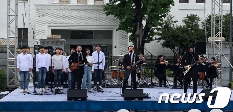 본문 이미지 - 18일 옛 전남도청과 이원생중계된 제39주년 5·18민주화운동 기념식 오프닝공연에서 블랙홀 밴드와 대학연합 합창단, 현악7중주가 공연을 펼치고 있다. 이번 공연의 노래는 80년 5월 당시 고인이 된 고등학생의 이야기를 노래로 만든 &#39;마지막 일기&#39;이다.2019.5.18/뉴스1 ⓒ News1 박진규 기자