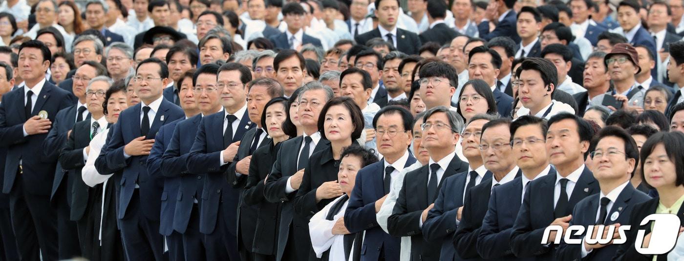 본문 이미지 - 문재인 대통령과 여야 5당 대표를 비롯한 참석자들이 18일 광주 국립 5·18민주묘지에서 열린 제39주년 5·18민주화운동 기념식에서 국민의례를 하고 있다. 이날 기념식에는 각계대표와 5·18민주화운동 유공자, 유족, 일반시민, 학생 등 5,000여 명이 참석했다. 2019.5.18/뉴스1 ⓒ News1 이종덕 기자