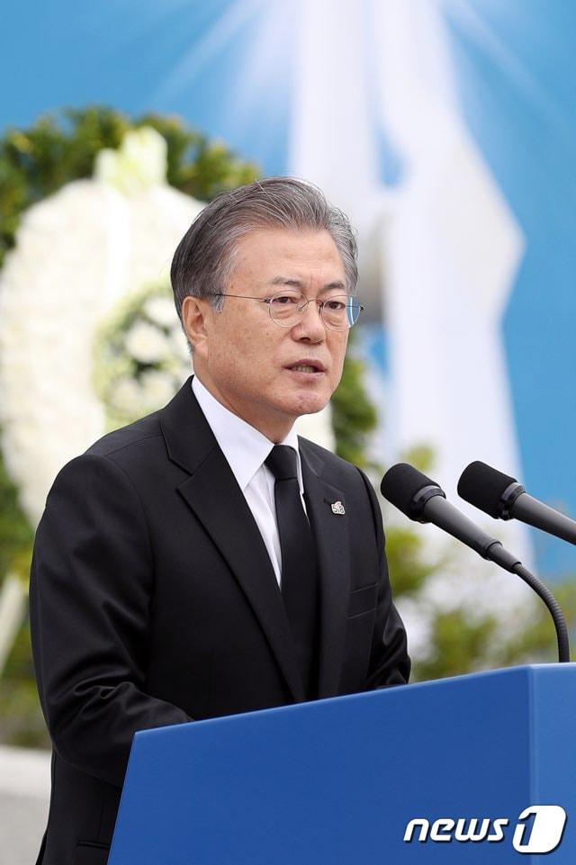 본문 이미지 - 문재인 대통령이 18일 광주 국립 5·18민주묘지에서 열린 제39주년 5·18민주화운동 기념식에서 기념사를 하고 있다. 이날 기념식에는 각계대표와 5·18민주화운동 유공자, 유족, 일반시민, 학생 등 5,000여 명이 참석했다. (청와대 제공) 2019.5.18/뉴스1
