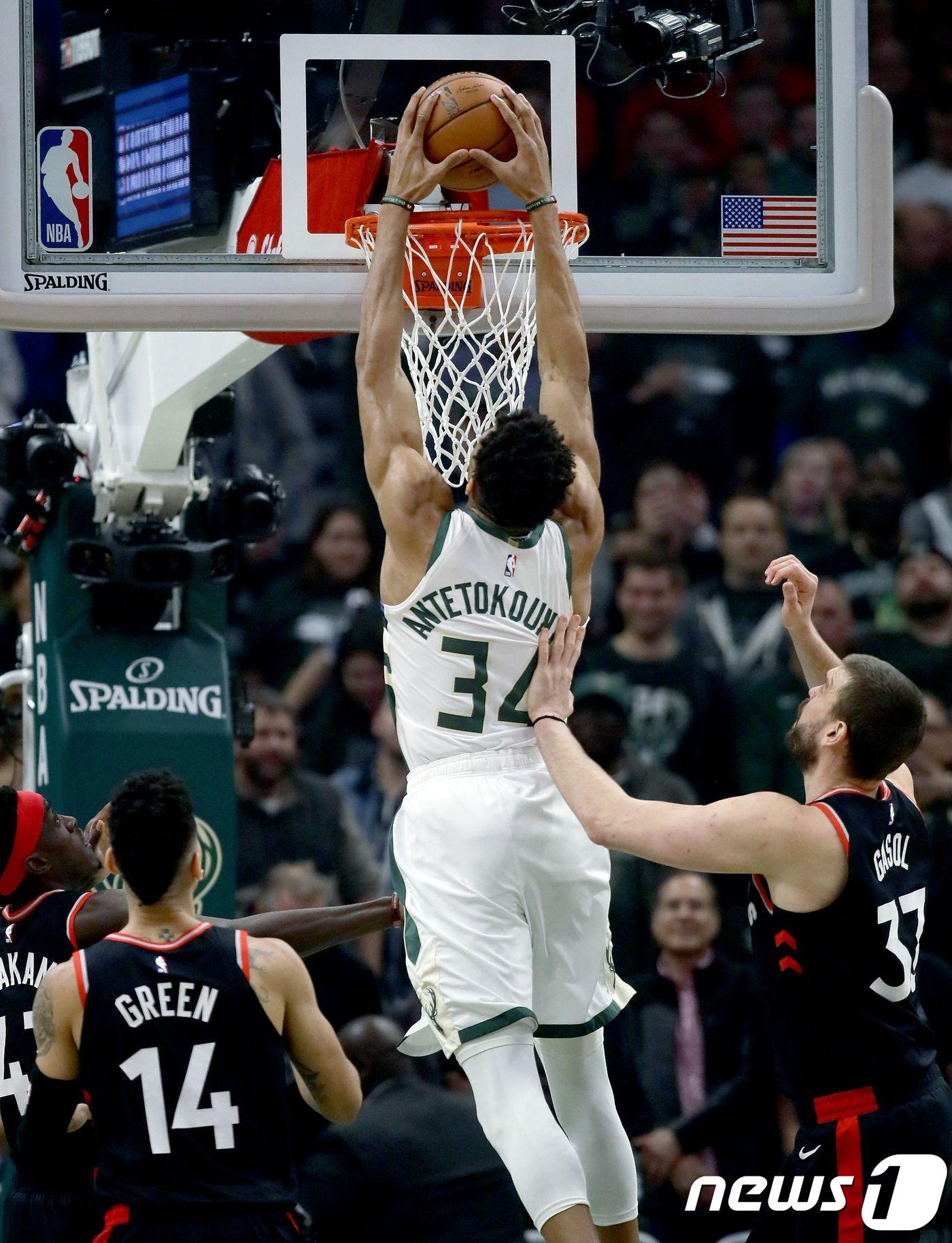 본문 이미지 - 야니스 안테토쿤보가 18일(한국시간) NBA 플레이오프 동부 콘포런스 파이널 2차전 토론토와의 경기에서 덩크슛을 시도하고 있다. ⓒ AFP=뉴스1