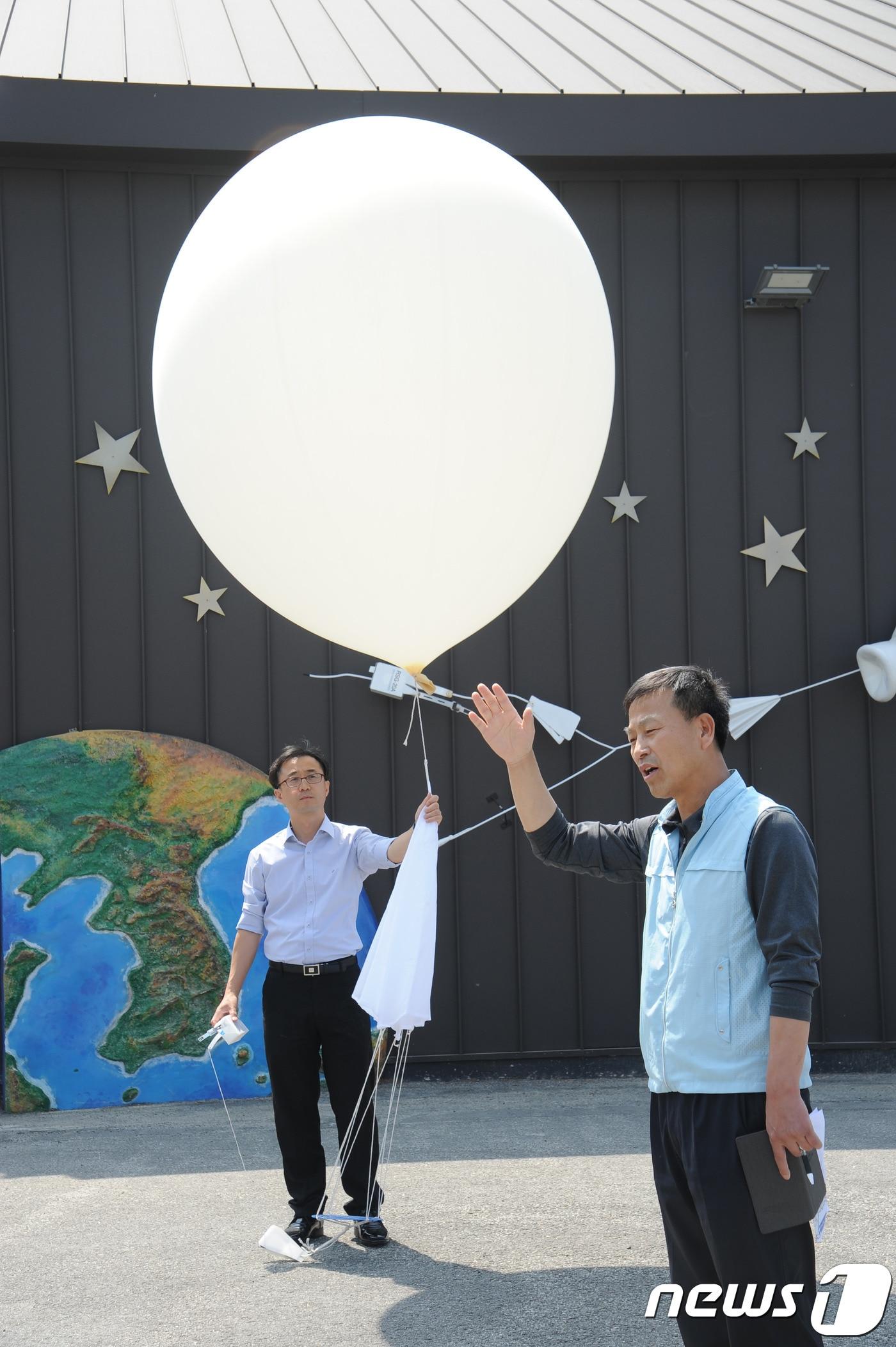 본문 이미지 - 강원도 강릉의 강원도 기상청에서 레윈존데를 실시하고 있다. (기상청 제공) ⓒ 뉴스1