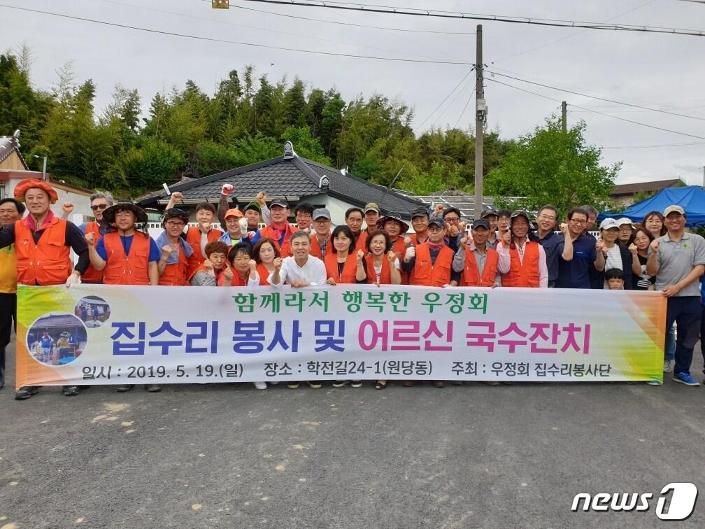 본문 이미지 - 19일 우정회 회원들이 전북 전주시 평화2동 독거노인 가구를 방문해 집수리 봉사를 펼쳤다.(전주시 제공)2019.5.19ⓒ 뉴스1