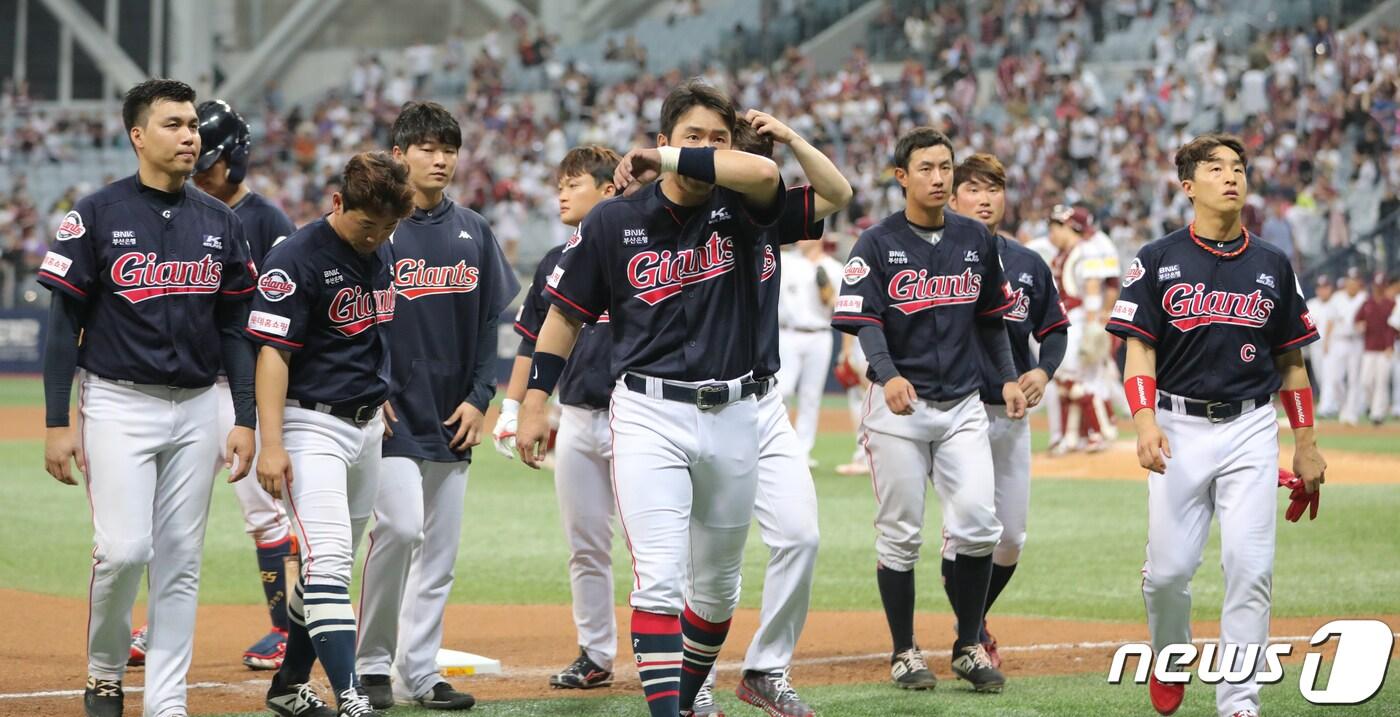본문 이미지 - 패배 후 롯데 자이언츠 선수들. /뉴스1 ⓒ News1 허경 기자