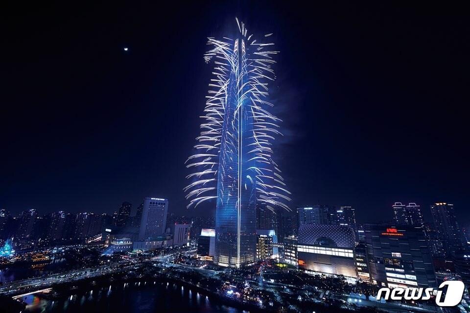 본문 이미지 - 롯데월드타워 불꽃축제 (SK텔레콤 제공) ⓒ 뉴스1