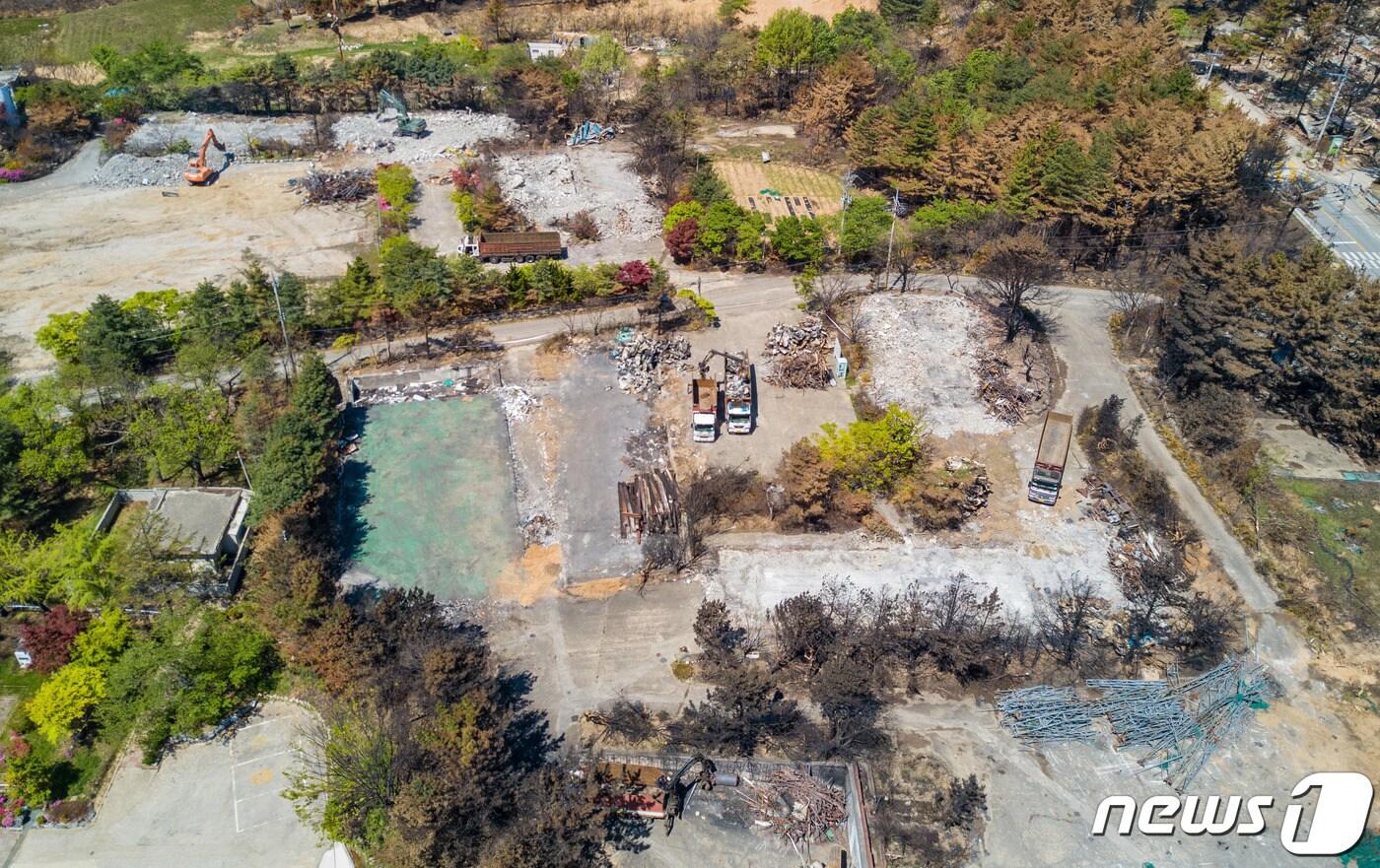 본문 이미지 - 강원 산불발생 피해현장 철거작업 모습.(고성군 제공) 2019.5.2/뉴스1 ⓒ News1 고재교 기자