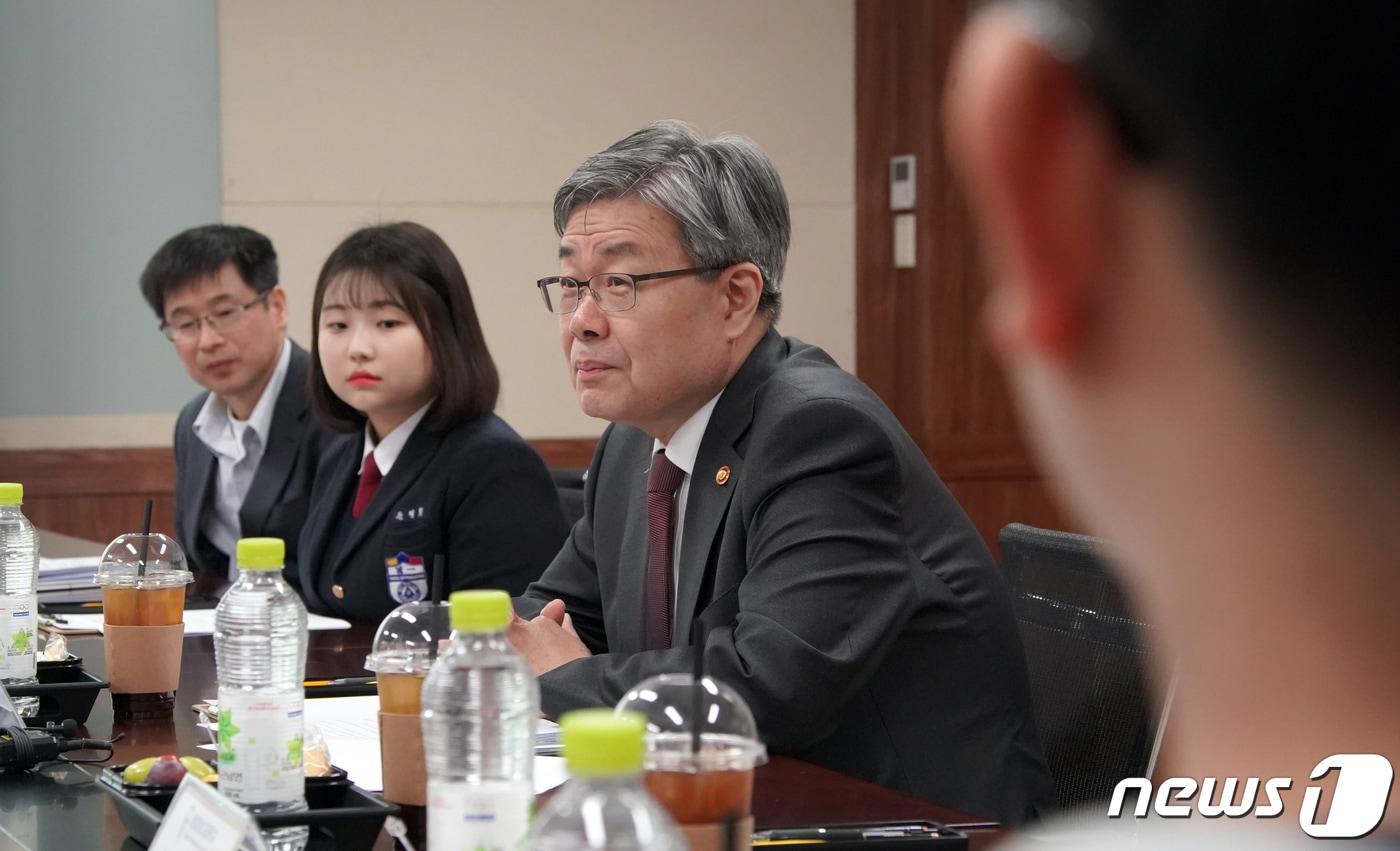 본문 이미지 - 이재갑 고용노동부 장관이 2일 오후 과정평가형 국가기술자격 우수 운영학교인 경기도 성남시 성일정보고등학교를 방문, 학생 및 교사들과 간담회를 하고 있다. (고용노동부 제공) 2019.5.2/뉴스1