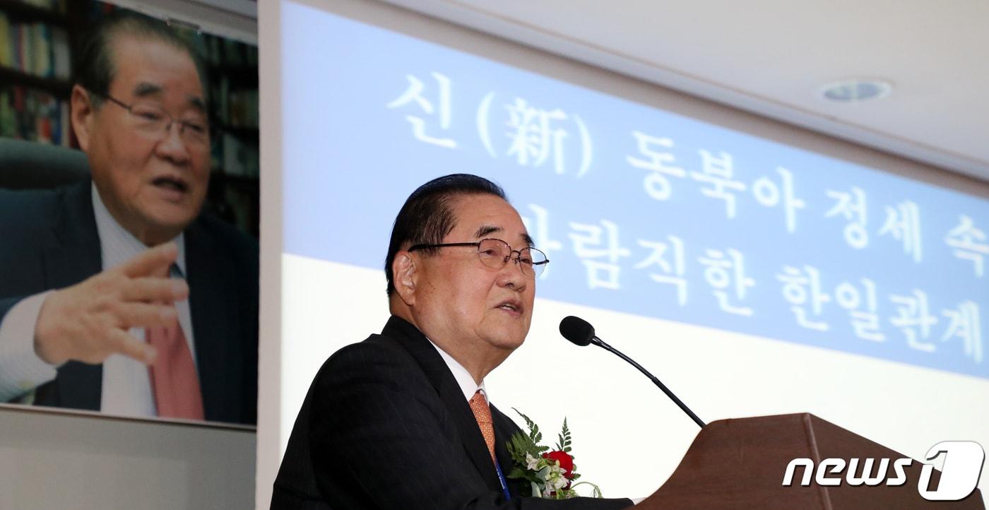 본문 이미지 - 이종찬 전 국정원장이 20일 서울 여의도 국회 의원회관에서 '신 동북아 정세 속의 바람직한 한·일관계'란 주제로 강연을 하고 있다. 2019.5.20/뉴스1 ⓒ News1 김명섭 기자