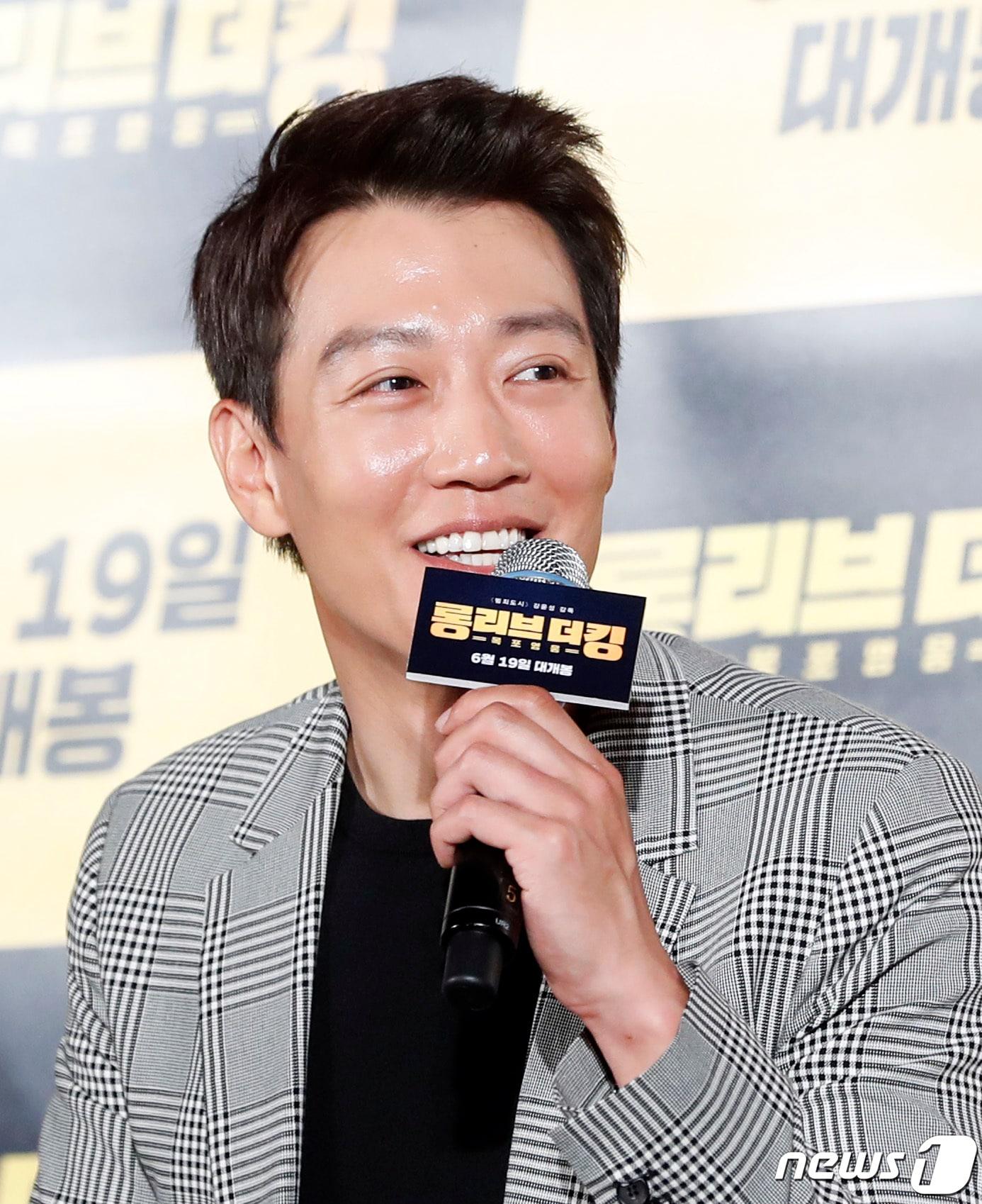 본문 이미지 - 배우 김래원이 20일 오전 서울 메가박스 동대문에서 열린 영화 ‘롱 리브 더 킹: 목포 영웅’(감독 강윤성) 제작보고회에 참석해 인사말을 하고 있다. ‘롱 리브 더 킹: 목포 영웅’은 우연한 사건으로 시민 영웅이 된 거대 조직 보스 장세출(김래원 분)이 국회의원 선거에 출마해 세상을 바꾸기 위해 펼치는 이야기를 그렸다. 2019.5.20/뉴스1 ⓒ News1 권현진 기자