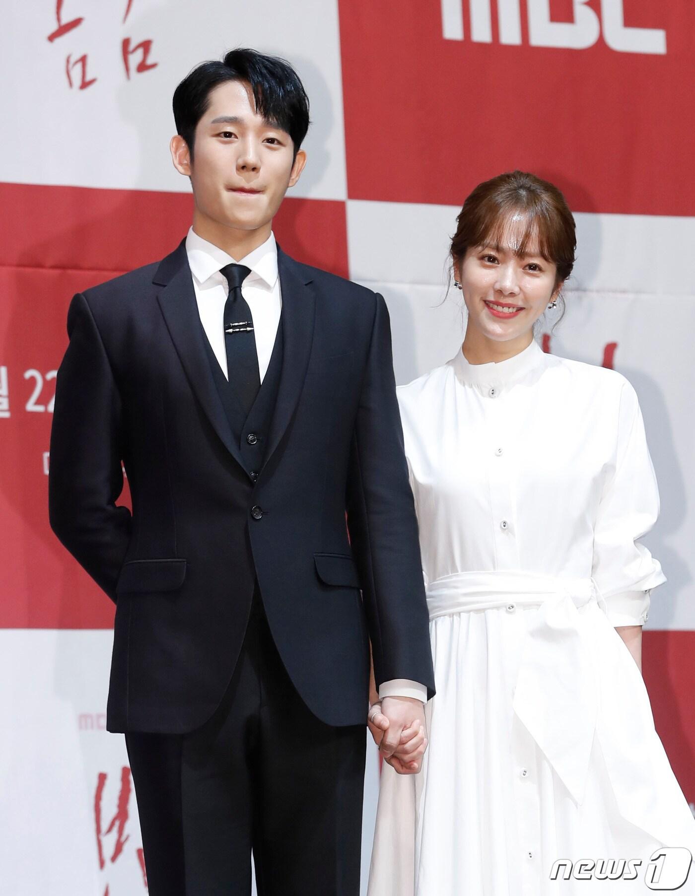 본문 이미지 - 배우 정해인, 한지민(오른쪽)이 20일 서울 구로구 라마다 서울 신도림에서 열린 MBC 수목드라마 ‘봄밤’ 제작발표회에서 포즈를 취하고 있다. ‘봄날’은 자신이 원하는 삶에 가치를 둔 도서관 사서 이정인(한지민 분)과 따스하고 다정하지만 때로는 강렬한 승부욕을 드러내는 약사 유지호(정해인 분), 서로를 몰랐던 두 사람은 불현 듯 찾아온 감정의 파동을 겪는 설렘 가득한 로맨스 드라마다. 2019.5.20/뉴스1 ⓒ News1 권현진 기자