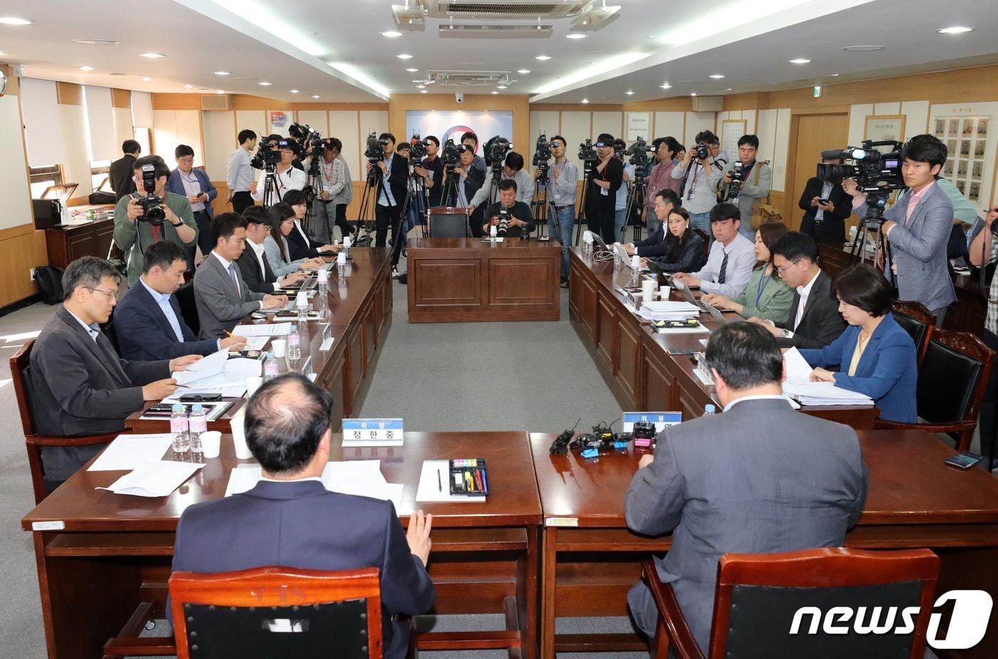 문준영 검찰과거사위원회 위원이 20일 오후 경기 과천시 정부 과천종합청사 법무부에서 '장자연 사건' 관련 심의 결과를 발표하고 있다.  News1 조태형 기자