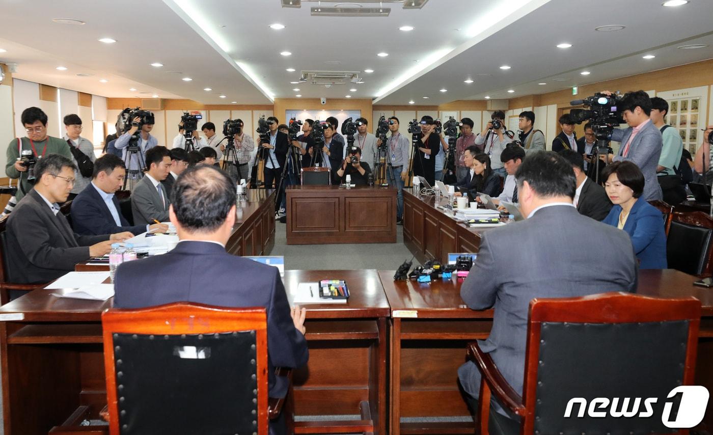 문준영 검찰과거사위원회 위원이 20일 오후 경기도 과천시 정부 과천종합청사 법무부에서 '장자연 사건' 관련 심의 결과를 발표하고 있다. 2019.5.20/뉴스1 ⓒ News1 조태형 기자