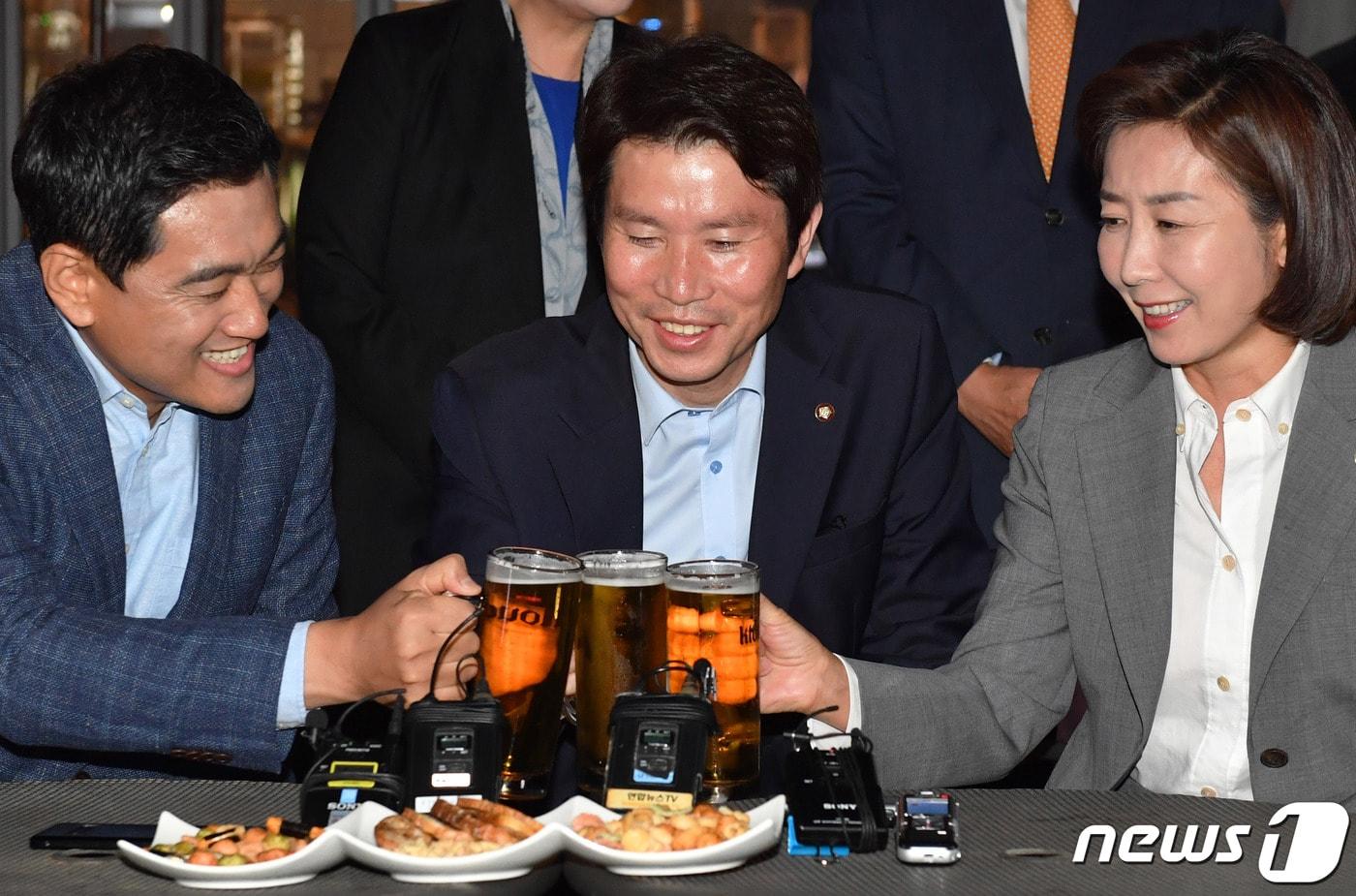 본문 이미지 - 여야 3당 교섭단체 원내대표가 20일 저녁 서울 여의도 국회 인근 호프집에서 '맥주 회동'을 하고 있다. 사진은 왼쪽부터 오신환 바른미래당, 이인영 더불어민주당, 나경원 자유한국당 원내대표. 2019.5.20/뉴스1 ⓒ News1 국회사진취재단