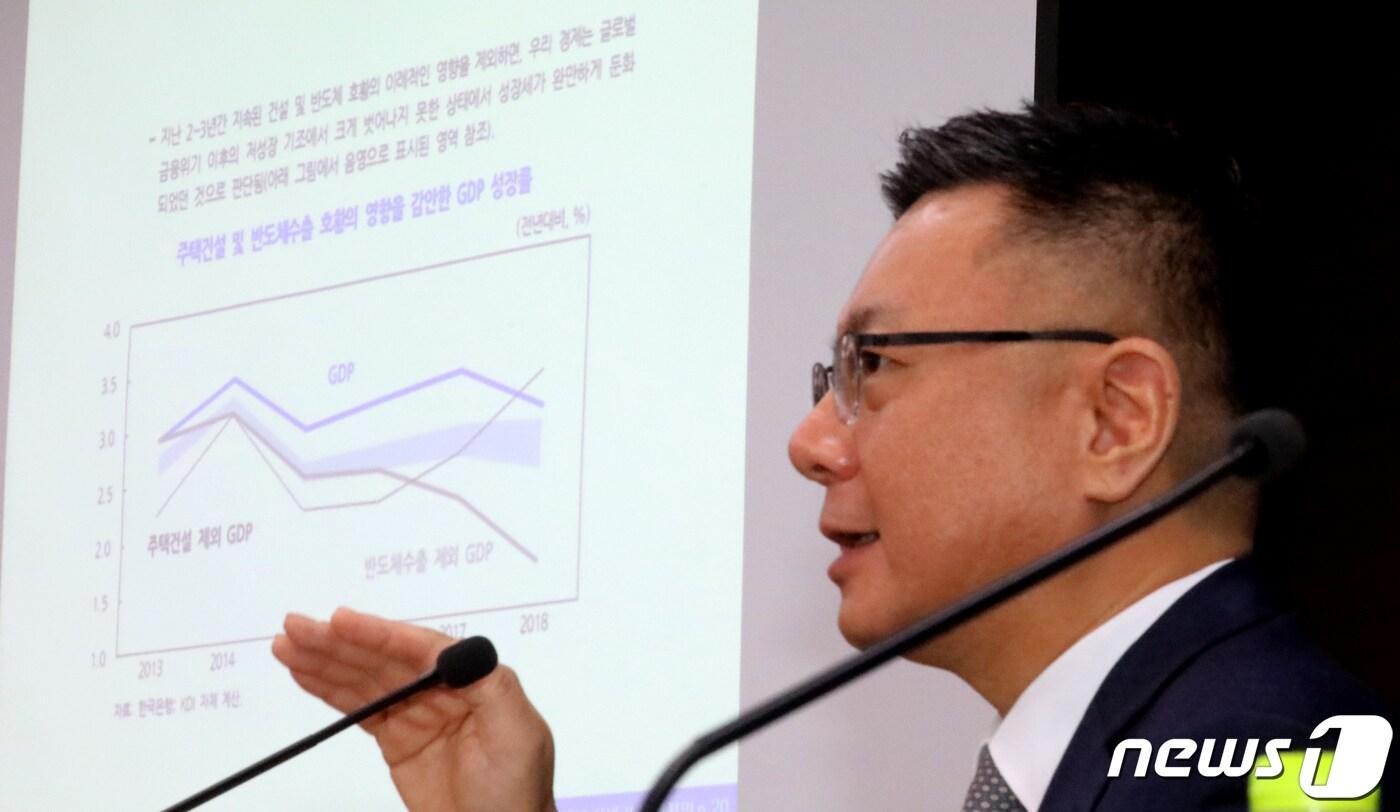 김현욱 한국개발연구원(KDI) 경제전망실장이 지난 21일 정부세종청사 기획재정부 브리핑실에서 2019년 상반기 경제전망 브리핑을 하고 있다. KDI는 2019년 내수와 수출이 모두 위출되면서 2.4%의 경제 성장룰을 보이고 2020년에는 완만히 회복되면서 2.5% 내외의 성장률을 기록할 것으로 전망했다. 2019.5.22/뉴스1 ⓒ News1 장수영 기자