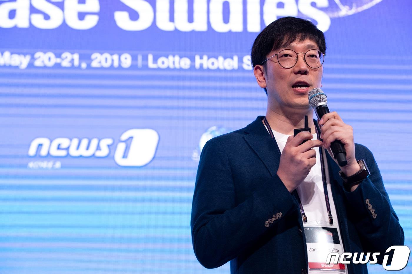 본문 이미지 - 김종협 아이콘루프 대표가 지난 5월 서울 중구 롯데호텔에서 열린 한국미래포럼(KFF) 2019 & 블록체인 테크쇼에서 주제발표를 하고 있다.  ⓒ News1 성동훈 기자