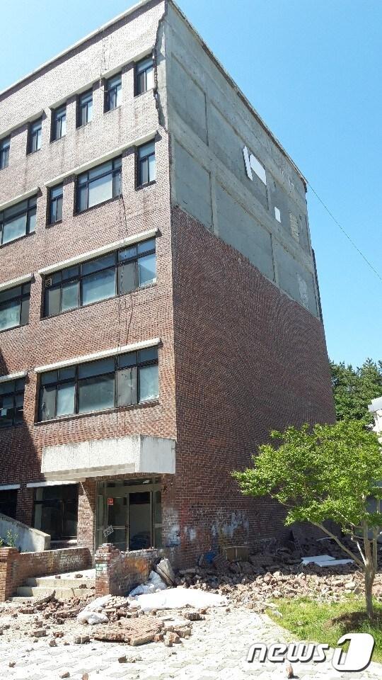 본문 이미지 - 21일 오후 2시8분쯤 부산 금정구 부산대 5층 미술관 외벽 벽돌이 떨어져 그늘에서 쉬고있던 환경미화원 A씨(68)가 머리를 맞아 숨졌다. 현장에 건물 2개층 벽돌이 바닥에 떨어져 아수라장으로 변한 모습.(부산소방재난본부 제공)ⓒ 뉴스1