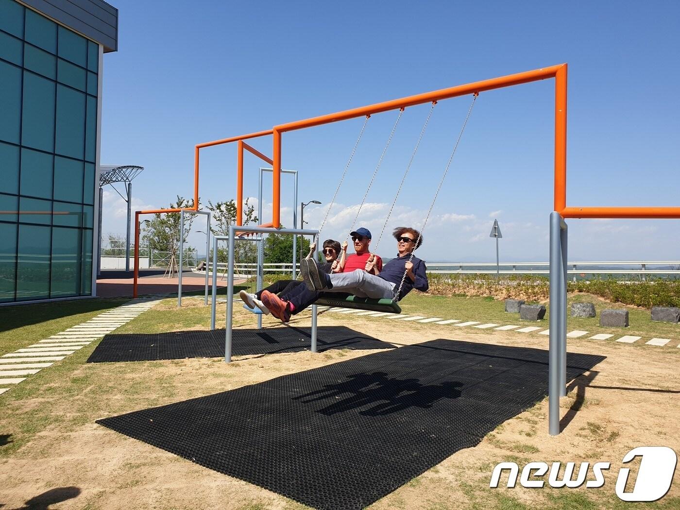 본문 이미지 - 슈퍼플렉스의 작품 '하나 둘 셋 스윙!'(One Two Three Swing!).ⓒ 뉴스1 이기림 기자