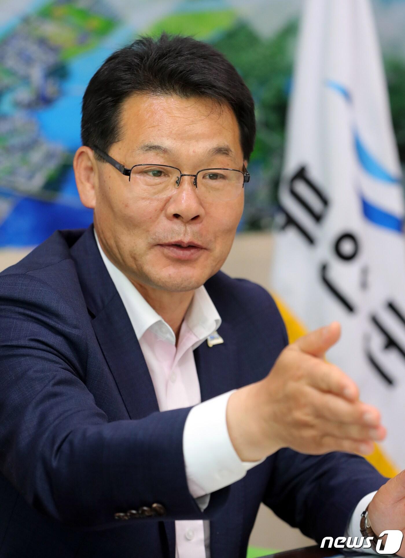 본문 이미지 - 권익현 전북 부안군수가 한국메니페스토 실천본부에서 주관한 '민선7기 기초단체장 공약이행 및 정보공개 평가'에서 2년 연속 최고등급인 SA등급을 받았다.ⓒ News1 박제철 기자