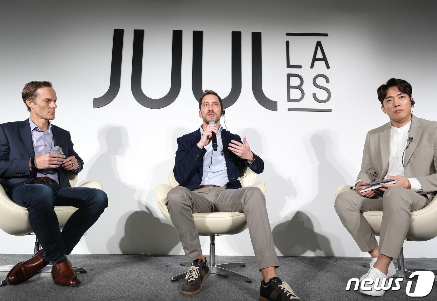 본문 이미지 - 아담 보웬 쥴 랩스 설립자 겸 최고기술책임자(왼쪽)와 제임스 몬시스 쥴 랩스 설립자 겸 최고제품책임자(가운데)가 22일 오전 서울 성동구 어반소스에서 열린 전자담배 쥴 출시 관련 기자간담회에서 발언하고 있다. 오는 24일 서울 편의점과 면세점 등에서 만날 수 있는 쥴 디바이스는 고유의 온도 조절 시스템이 적용돼 성인 흡연자들에게 일반 담배와 유사한 수준의 만족감을 제공하며 연기와 재로부터 자유로워 깔끔한 사용이 가능하다. 2019.5.22/뉴스1 ⓒ News1 신웅수 기자