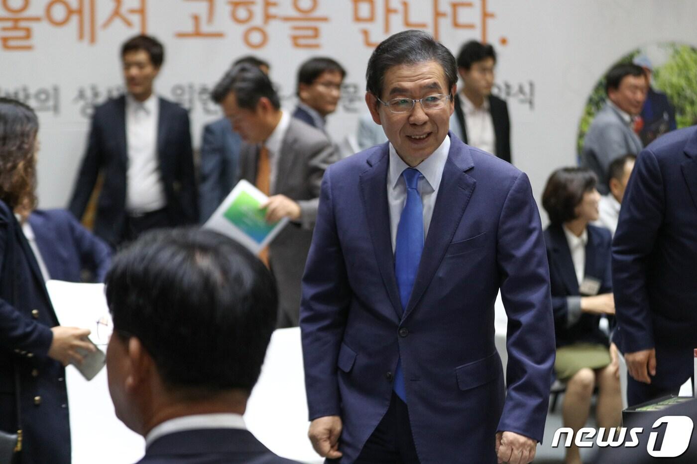 본문 이미지 - 박원순 서울시장이 5월22일 오전 서울시청에서 열린 '서울-지방 상생을 위한 서울선언문 선포 및 협약식'에 참석하고 있다. 2019.5.22/뉴스1 ⓒ News1 성동훈 기자