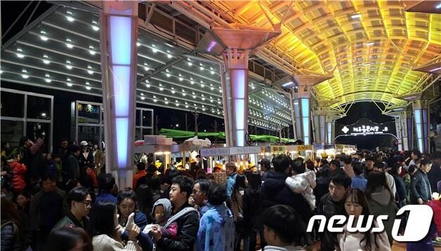 본문 이미지 - 제주 동문재래시장 야시장(제주시 제공)ⓒ 뉴스1