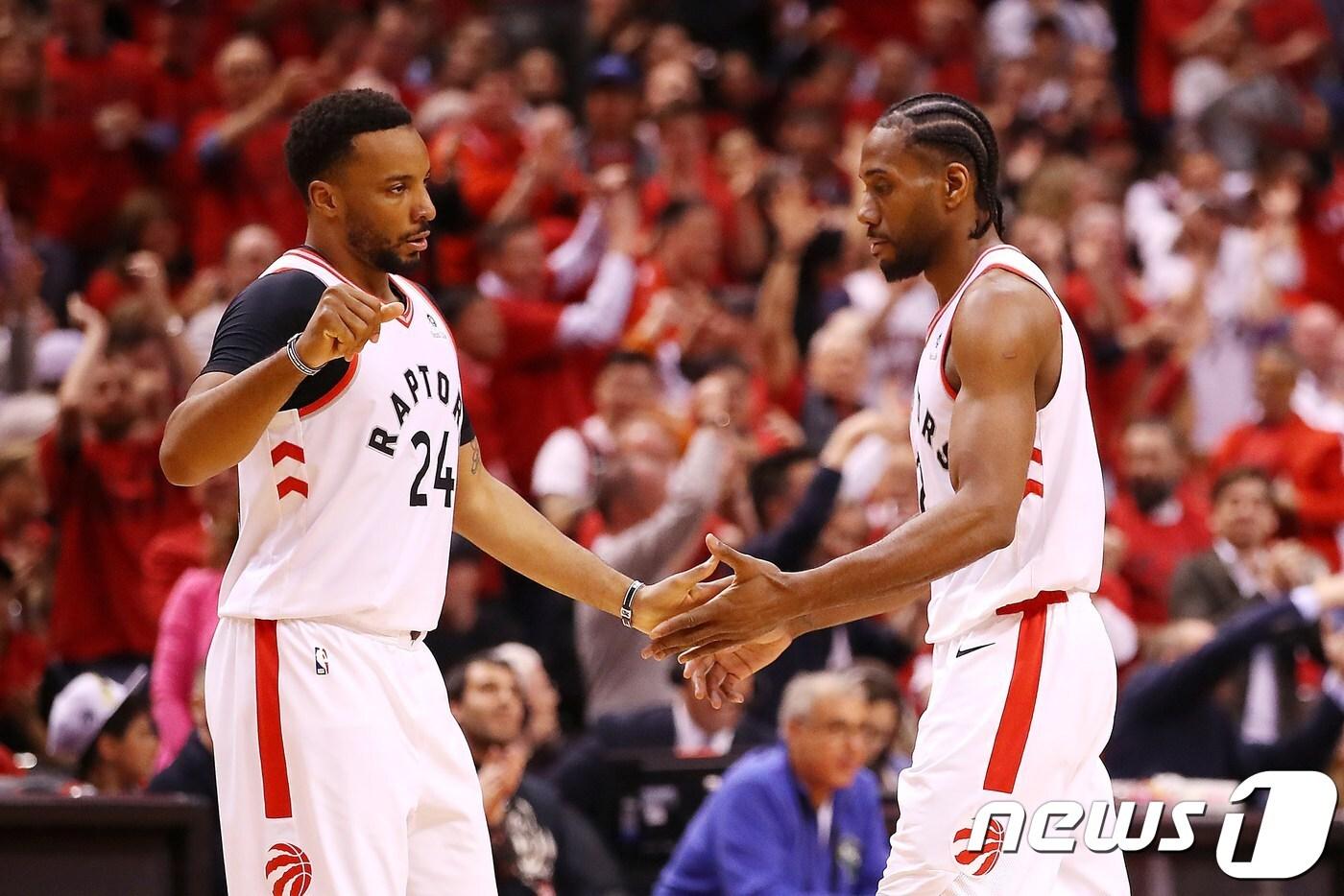 토론토 랩터스 노먼 포웰(왼쪽)과 카와이 레너드가 22일(한국시간) 캐나다 온타리오주 토론토 스코티아뱅크 아레나에서 열린 2018-19 미국프로농구(NBA) 플레이오프 밀워키 벅스와 동부 콘퍼런스 파이널 4차전에서 하이파이브하고 있다. ⓒ AFP=뉴스1