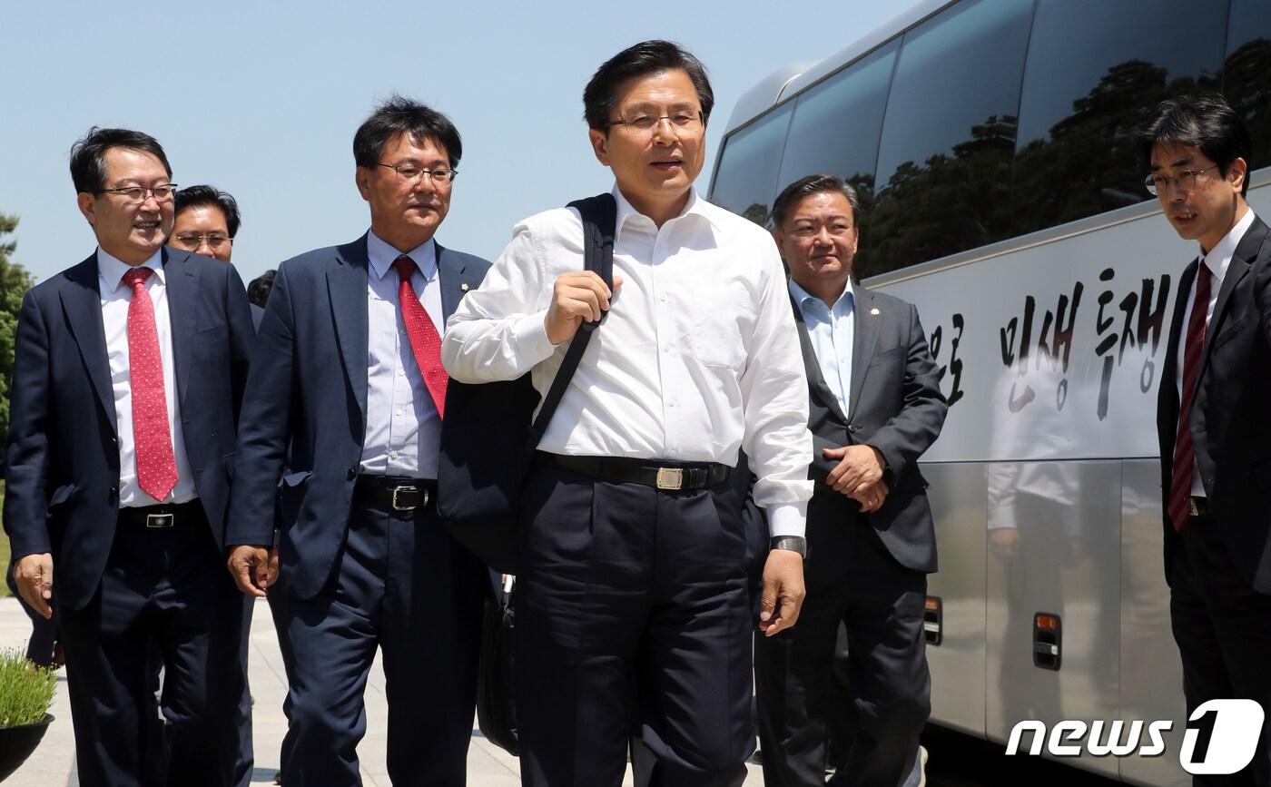 본문 이미지 - 황교안 자유한국당 대표가 22일 서울 여의도 국회 본청앞에서 ‘민생투쟁 버스 대장정’을 떠나고 있다. 황교안 대표는 '민생을 살리고 안보를 지키는 일정이 될 것'이라고 말했다. 2019.5.22/뉴스1 ⓒ News1 이종덕 기자