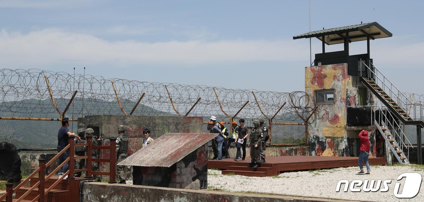 지난달 22일 취재진이 강원도 철원군 'DMZ 평화의 길' 화살머리 고지의 비상주 gp를 살펴보고 있다. GP 너머로는 북한군의 GP도 볼 수 있다. 2019.5.22/뉴스1 ⓒ News1 사진공동취재단