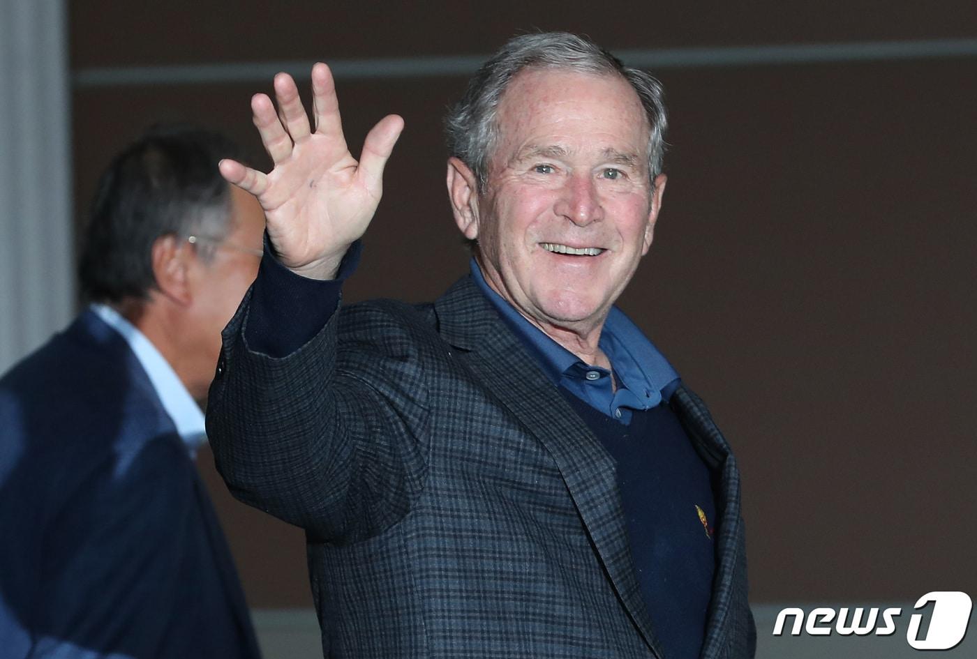 고(故) 노무현 전 대통령 서거 10주기 추도식 참석을 위해 조지 부시 전 미국 대통령이 22일 오후 서울 김포국제공항을 통해 입국, 취재진을 향해 손을 들어 인사하고 있다. 2019.5.22/뉴스1 ⓒ News1 박정호 기자