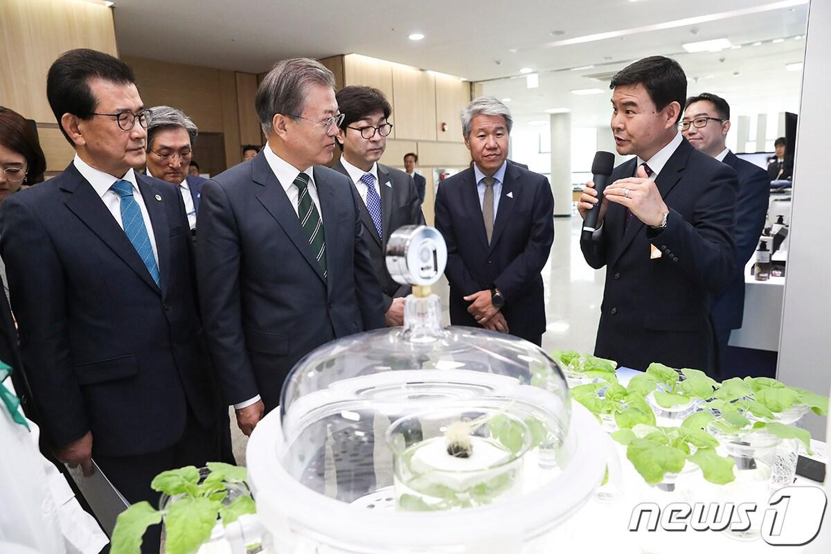 본문 이미지 - 문재인 대통령이 지난해 5월22일 오전 충북 청주시 오송 CV센터에서 열린 바이오헬스 국가비전 선포식에 참석하기에 앞서 이시종 충북도지사의 안내로 충북에서 생산된 바이오의약품, 의료기기 등을 살펴보고 있다. (청와대 제공)/뉴스1