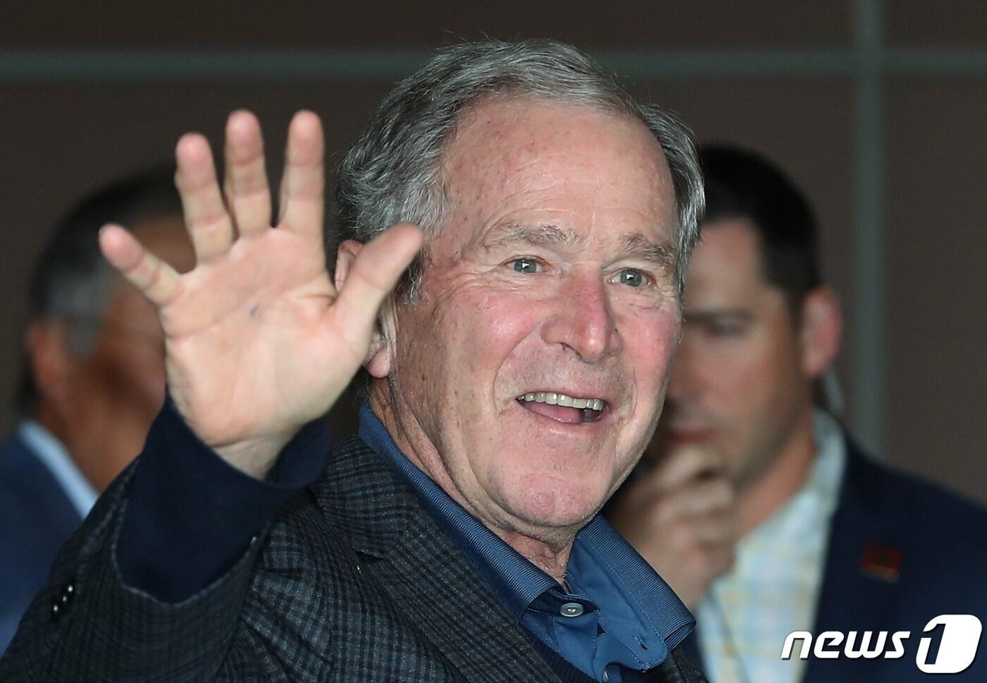  부시 전 미국 대통령이 22일 김포국제공항을 통해 입국, 취재진을 향해 손을 들어 인사하고 있다. 박정호 기자