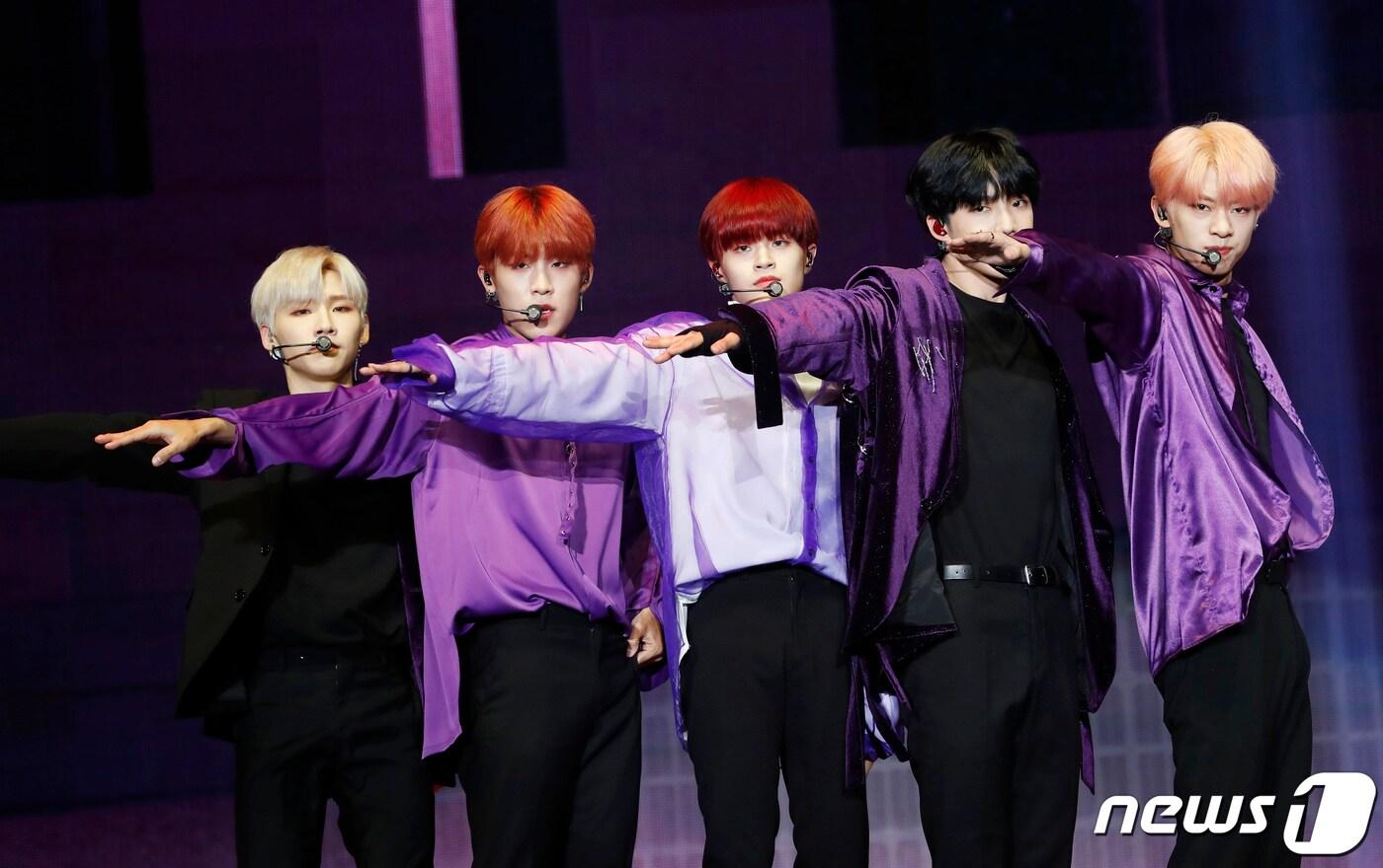 본문 이미지 - 신인 보이그룹 에이비식스(AB6IX)가 22일 오후 서울 송파구 방이동 올림픽홀에서 열린 데뷔 앨범 '비컴플릿(B:COMPLETE)‘ 쇼케이스에 참석해 신곡을 선보이고 있다. AB6IX 이대휘, 박우진, 임영민, 김동현, 전웅의 이번 앨범은 멤버들이 직접 전곡 프로듀싱하고 작사, 작곡한 것은 물론 퍼포먼스 디렉팅 등 앨범 제작 과정 전반에 걸쳐 적극적으로 참여했다. 2019.5.22/뉴스1 ⓒ News1 권현진 기자