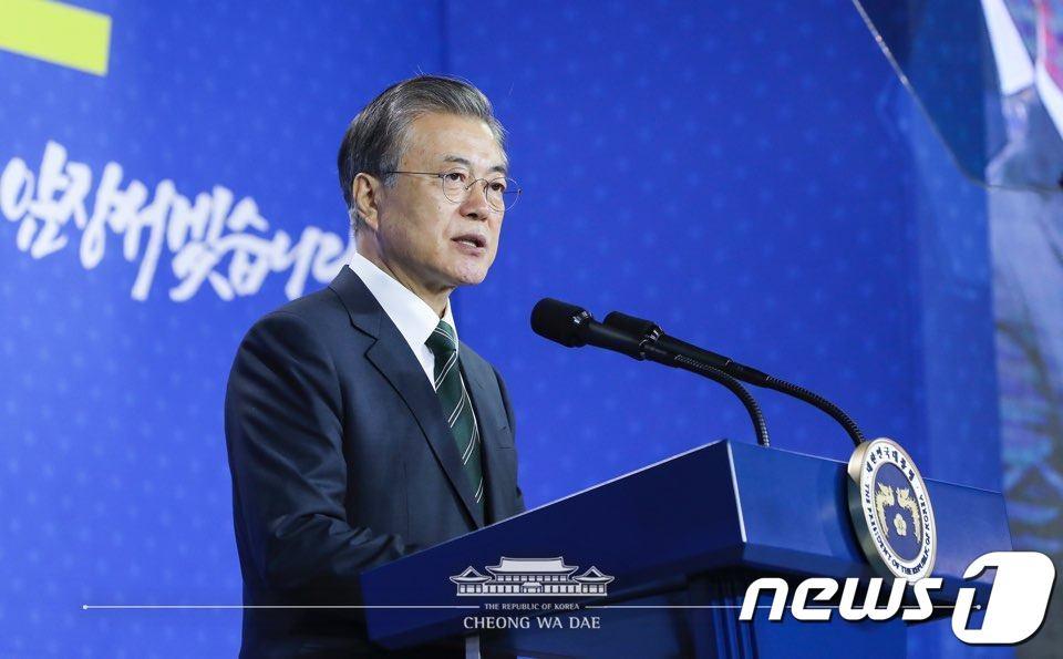 본문 이미지 - 문재인 대통령이 22일 충북 청주시 오송C&V센터에서 열린 바이오헬스 국가비전 선포식에서 정부의 투자 계획을 발표하고 있다. (청와대 페이스북) 2019.5.22/뉴스1