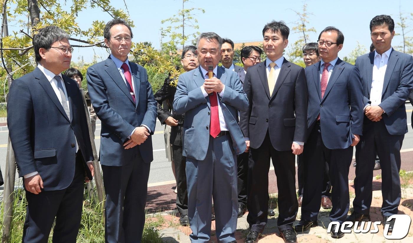 본문 이미지 - 22일 송재호 대통령직속 균형발전위원장(왼쪽 세번째)과 이상직 중소기업진흥공단 이사장(왼쪽 첫번째)전북 군산시를 방문해 송하진 도지사(왼쪽 두번째)와 새만금 전기자율차 클러스터 조성 예정부지를 둘러보고 있다.(전북도제공)2019.05.22/뉴스1 ⓒ News1 김동규 기자