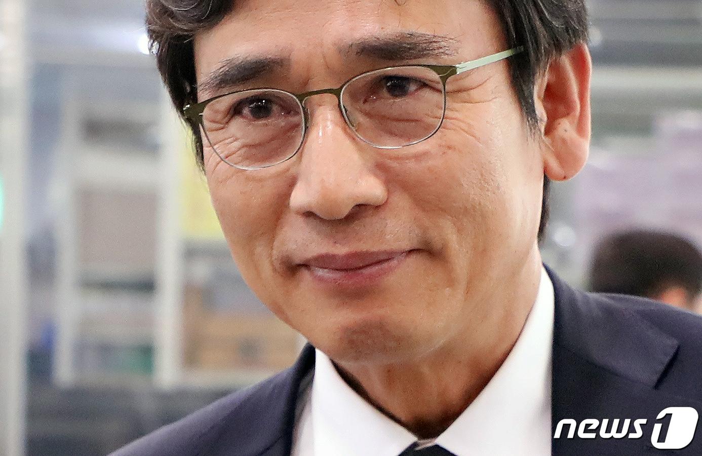 본문 이미지 - 유시민 노무현재단 이사장이 22일 오후 경기 고양시 일산병원 장례식장에 마련된 모친 빈소로 들어서고 있다. 2019.5.22/뉴스1 ⓒ News1 황기선 기자