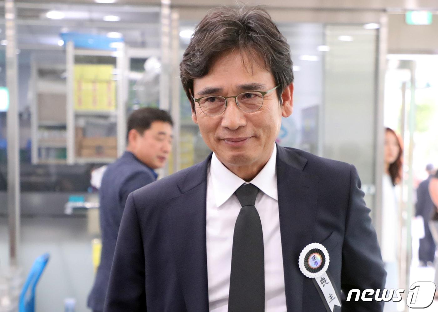 본문 이미지 - 유시민 노무현재단 이사장이 22일 오후 경기 고양시 일산병원 장례식장에 마련된 모친 빈소로 들어서고 있다. 2019.5.22/뉴스1 ⓒ News1 황기선 기자