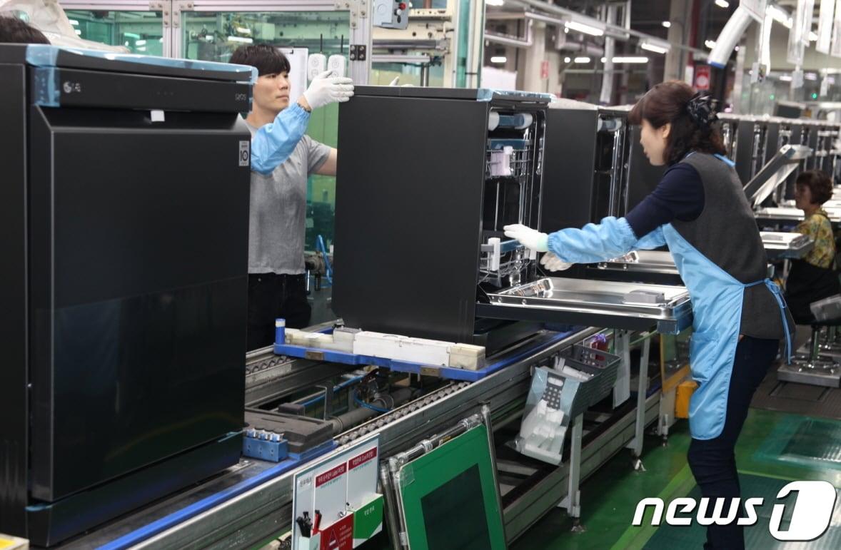 본문 이미지 - 지난해 3월 출시돼 경남 창원사업장에서 생산되고 있는 LG 디오스 식기세척기의 모습(LG전자 제공)/뉴스1