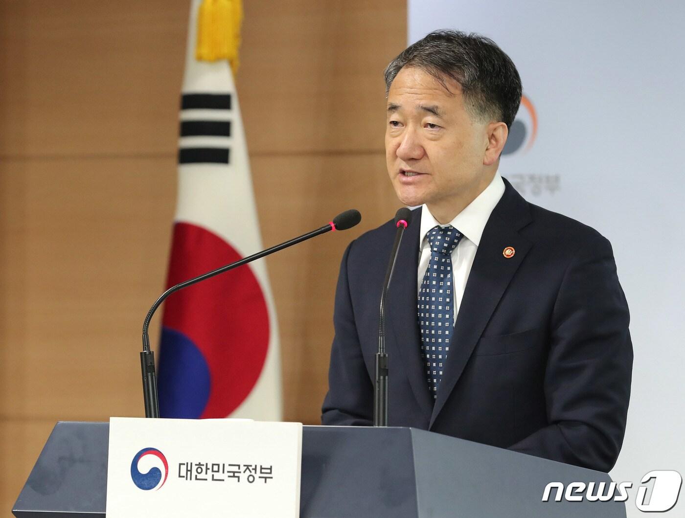 본문 이미지 - 박능후 보건복지부 장관이 23일 오전 서울 세종대로 정부서울청사 브리핑룸에서 포용국가 아동정책을 발표하고 있다. 2019.5.23/뉴스1 ⓒ News1 이재명 기자