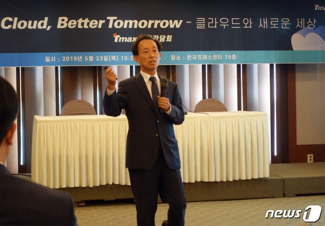 본문 이미지 - 박대연 티맥스 회장이 23일 서울 중구 프레스센터에서 열린 기자간담회에서 클라우드 사업 계획에 대해 발표하고 있다.(티맥스 제공)ⓒ 뉴스1