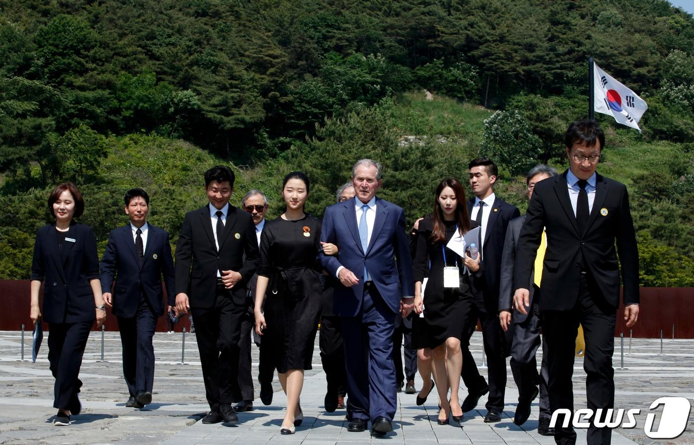 본문 이미지 - 故 노무현 대통령의 손녀 노서은 양과 조지 부시 전 미국 대통령이 23일 오후 경상남도 김해시 진영읍 봉하마을에서 진행된 고 노무현 전 대통령 서거 10주년 추도식에 참석하고 있다. 2019.5.23/뉴스1