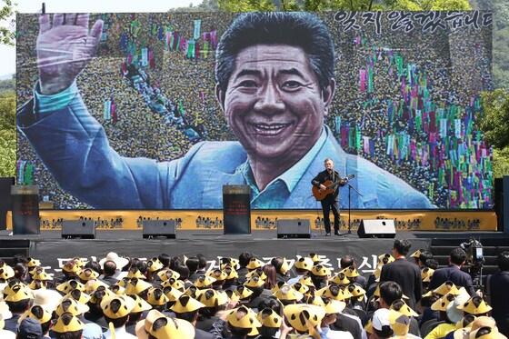 본문 이미지 - 2019년 5월 23일 경상남도 김해시 진영읍 봉하마을 묘역 옆 생태문화공원에서 진행된 고 노무현 전 대통령 서거 10주기 추도식에서 가수 정태춘이 추모 공연을 하고 있다. ⓒ News1 