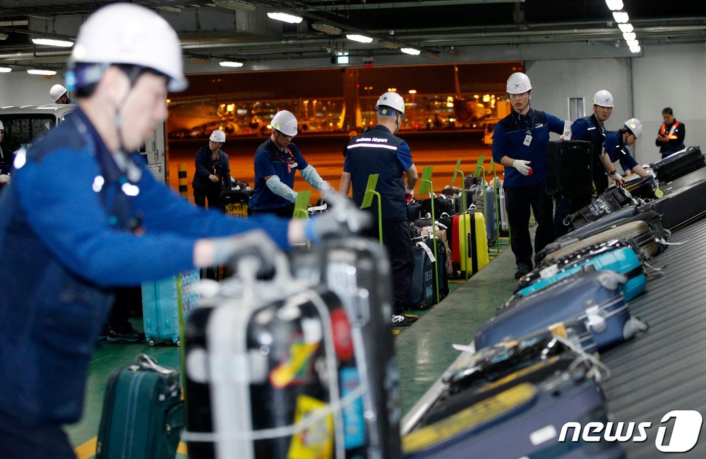 인천국제공항에서 수하물처리시설&#40;BHS&#41; 전산 시스템 장애 상황을 가정해 직원들이 수하물을 수동으로 분류하고 있다. /뉴스1 ⓒ News1 안은나 기자