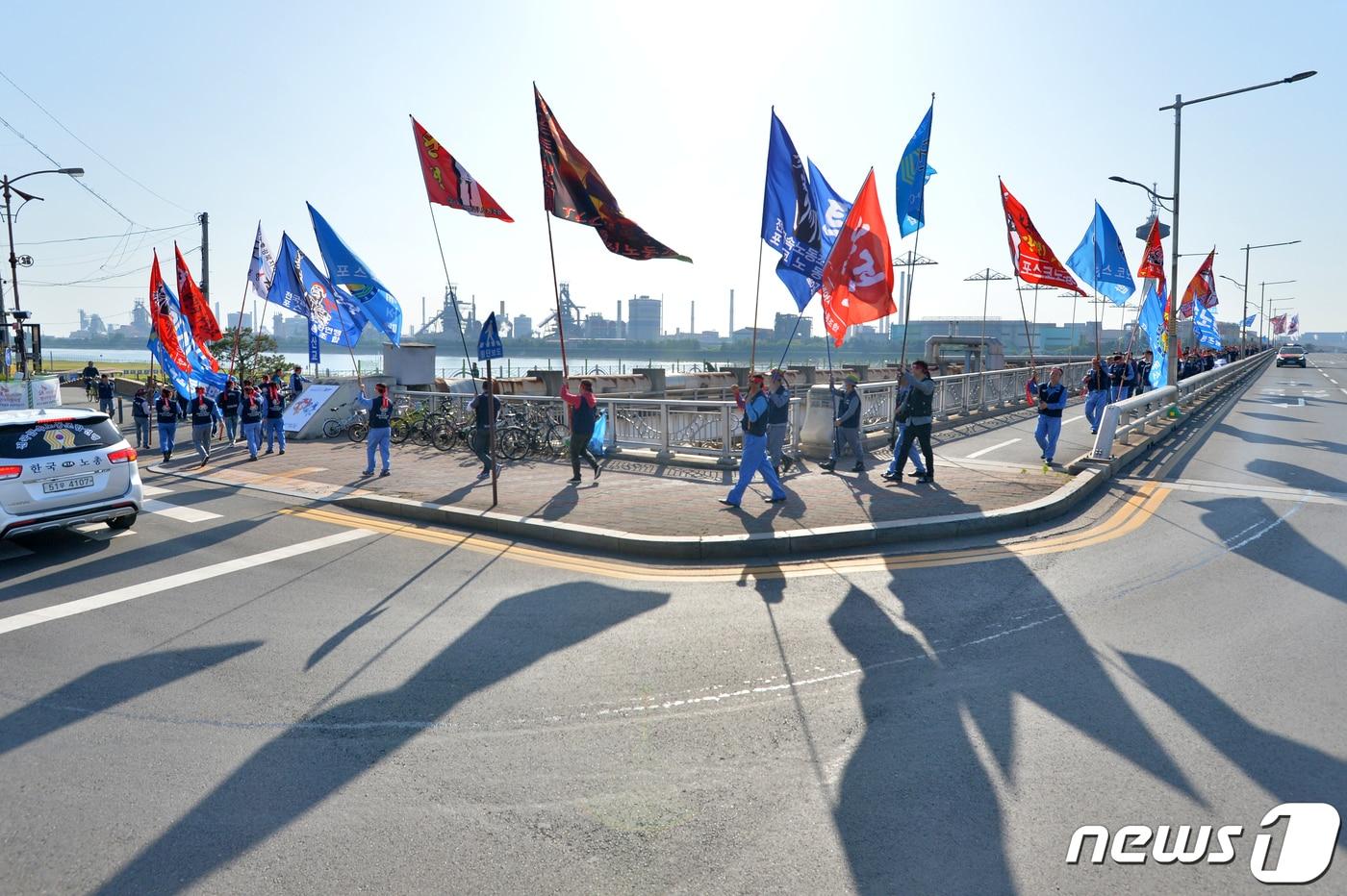 본문 이미지 - 포스코 노동조합원 행진 모습, (뉴스1 자료, 재판매 및 DB금지) 2026.7.9/뉴스1  최창호 기자