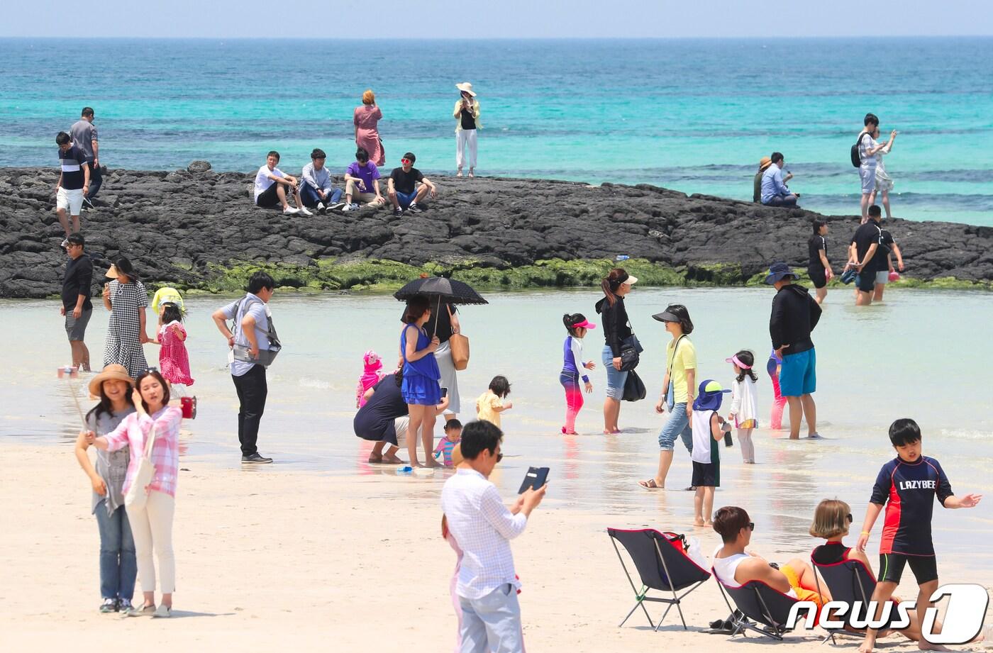 제주시 한림읍 협재해수욕장에서 관광객들이 해변을 산책하며 더위를 식히고 있다.ⓒ News1 