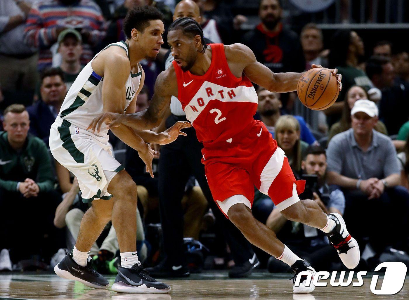 본문 이미지 - 토론토 랩터스 카와이 레너드가 24일(한국시간) 미국 위스콘신주 밀워키 파이서브포럼에서 열린 2018-19 미국프로농구(NBA) 플레이오프 동부 콘퍼런스 파이널(7전4선승제) 5차전에서 밀워키 벅스를 맞아 맹활약했다.ⓒ AFP=뉴스1