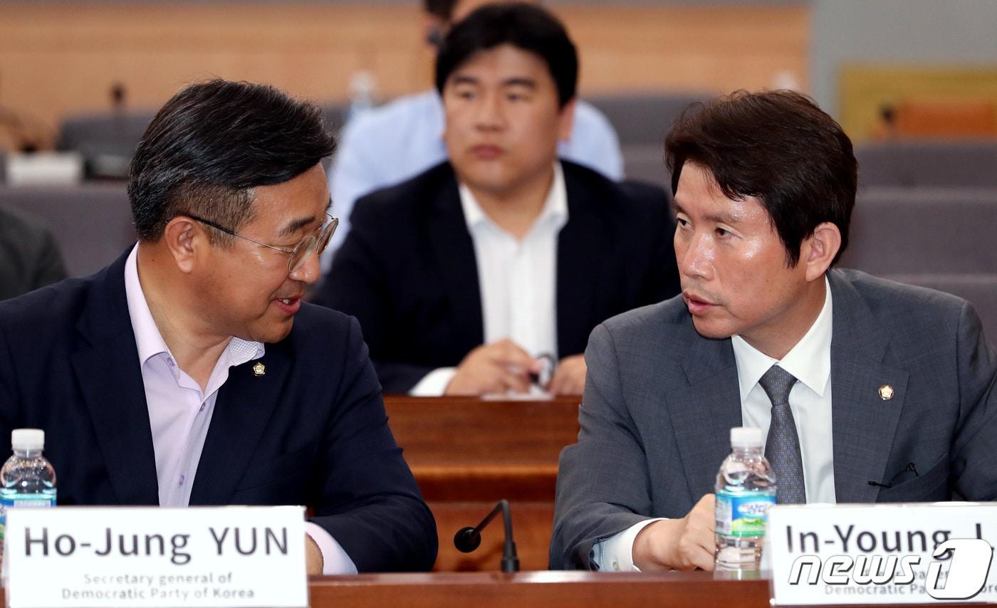 본문 이미지 - 이인영 더불어민주당 원내대표(오른쪽)와 윤호중 사무총장이 24일 오후 서울 종로구 도렴동 정부서울청사 별관 국제회의장에서 열린 한국ㆍ프랑스 균형발전 정책세미나에 참석해 대화를 나누고 있다. 2019.5.24/뉴스1 ⓒ News1 박정호 기자