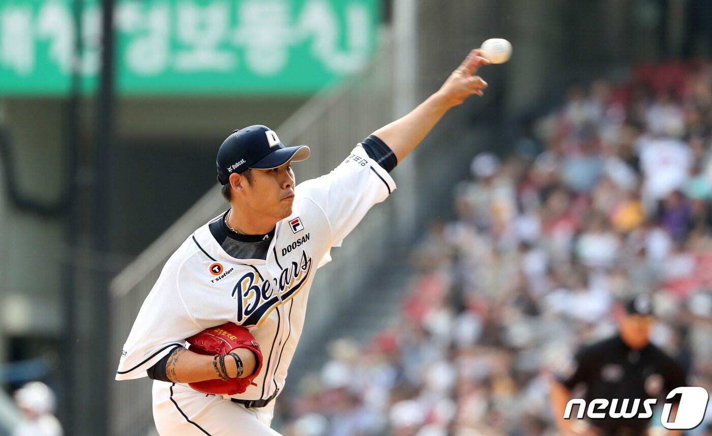 본문 이미지 - 26일 오후 서울 송파구 잠실야구장에서 열린 프로야구 '2019 신한은행 MY CAR KBO 리그' 한화이글스와 두산베어스의 경기에서 7회초 한화 공격 두산 두 번째 투수 권혁이 역투하고 있다. 2019.5.26/뉴스1 ⓒ News1 이승배 기자