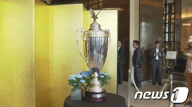 본문 이미지 - 26일 스모 대회 우승자에게 주어지는 '트럼프 대통령배' <출처=NHK> ⓒ 뉴스1