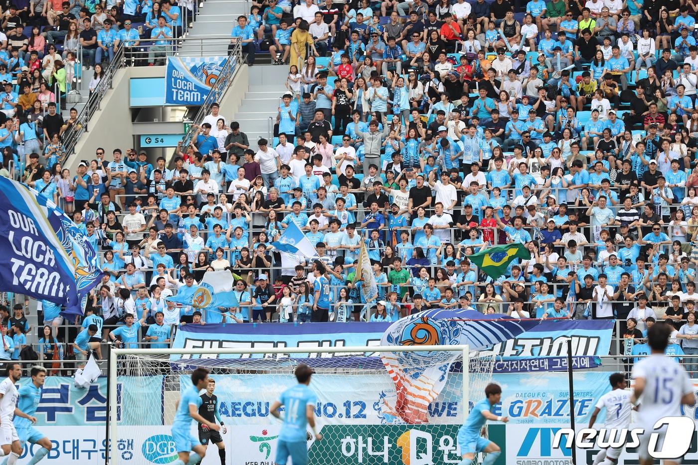 지난 26일 오후 프로축구 ‘하나원큐 K리그1 2019’ 대구FC와 수원삼성의 경기가 열린 대구 북구 고성동 DGB대구은행파크에서 대구FC 팬들의 뜨거운 응원전이 펼쳐지고 있다./뉴스1 ⓒ News1 공정식 기자